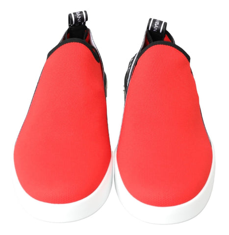 Czerwono-białe płaskie trampki i mokasyny