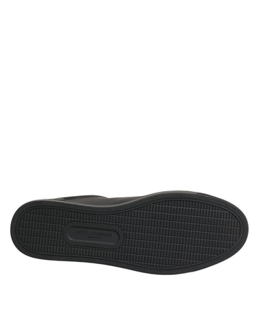 Czarne skórzane trampki zdobione serduszkami