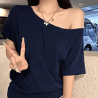 Damska asymetryczna koszulka z ukośnym kołnierzem – letni casualowy t-shirt