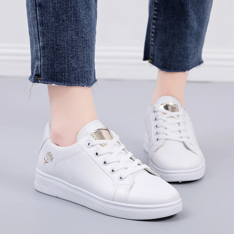 Damen bestickte PU-Leder-Sneaker 2026 – Atmungsaktive Schnürschuhe für den Alltag