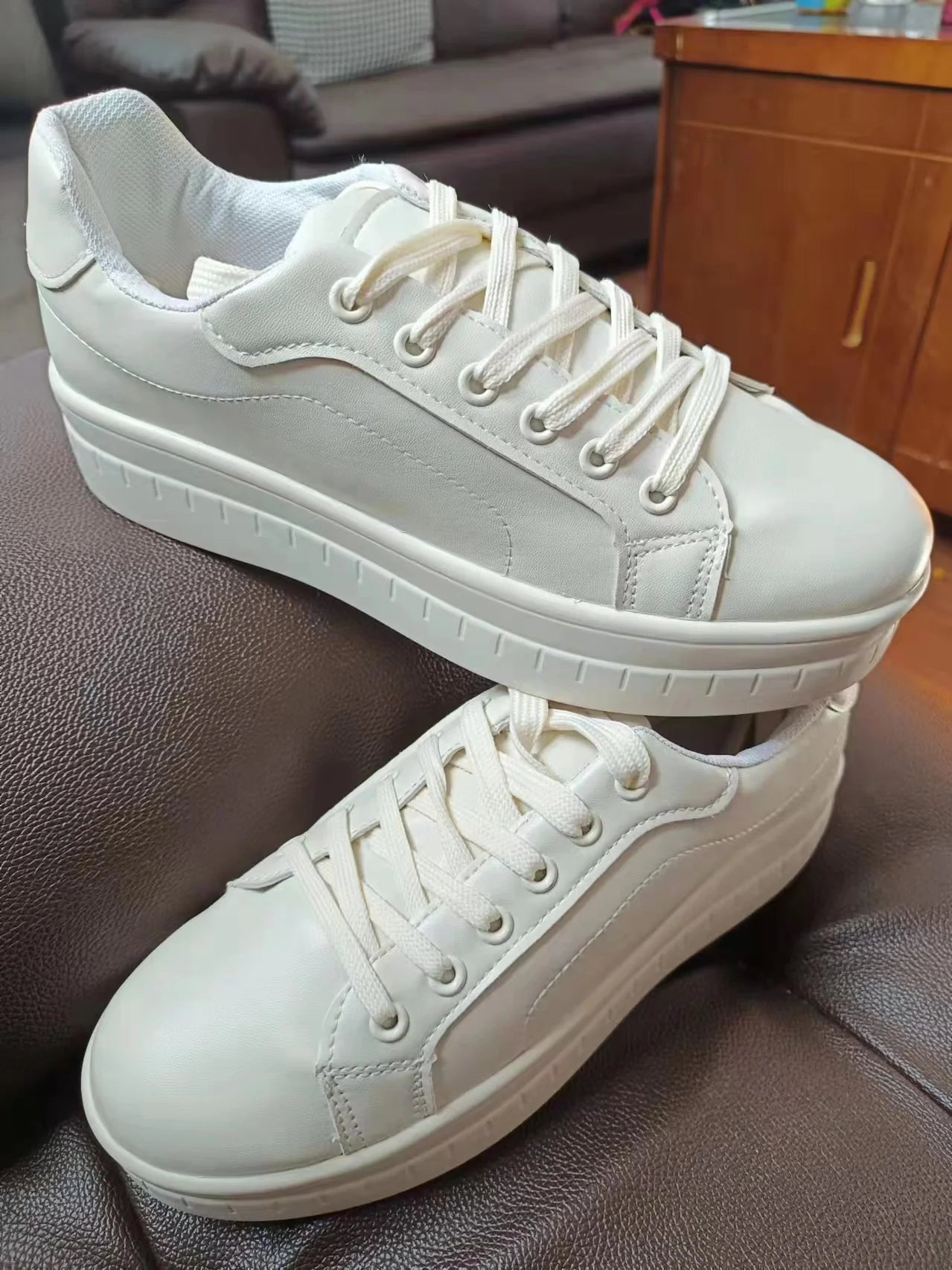 Damskie białe sneakersy na platformie – masywne modne buty na sznurowadła