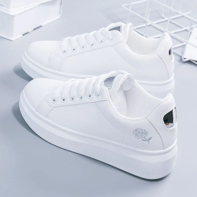 Damen bestickte PU-Leder-Sneaker 2026 – Atmungsaktive Schnürschuhe für den Alltag