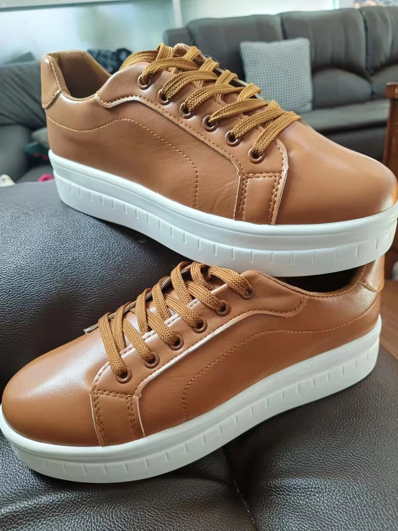 Damskie białe sneakersy na platformie – masywne modne buty na sznurowadła