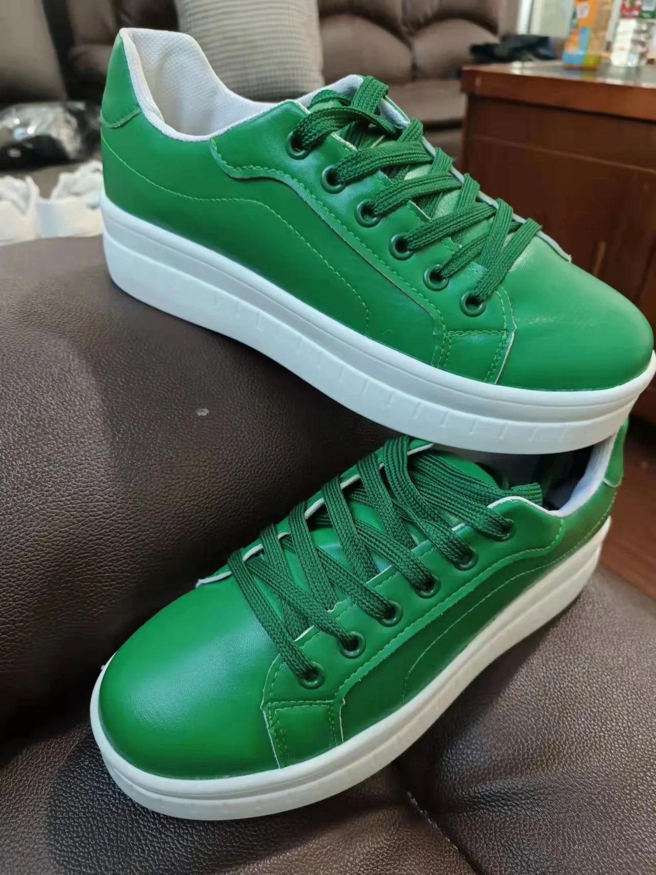 Damskie białe sneakersy na platformie – masywne modne buty na sznurowadła