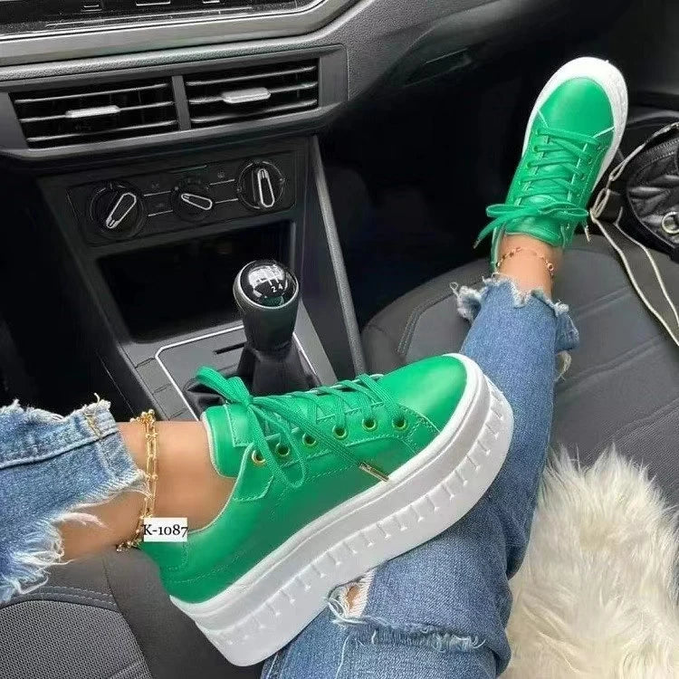 Damskie białe sneakersy na platformie – masywne modne buty na sznurowadła