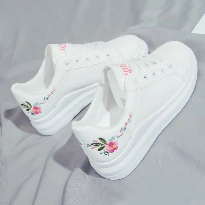 Damskie sneakersy z haftowanymi kwiatami na sznurowadła – oddychające casualowe buty do biegania