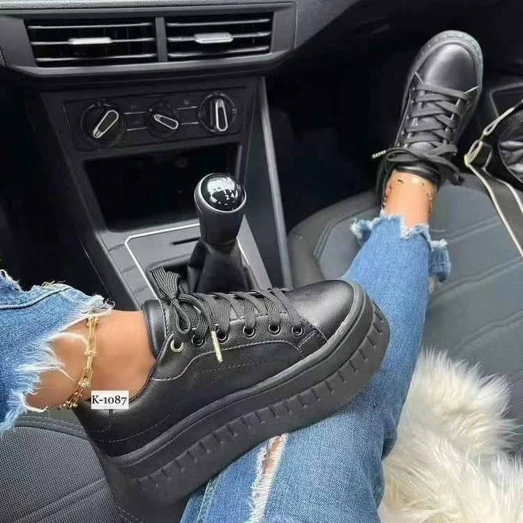 Damskie białe sneakersy na platformie – masywne modne buty na sznurowadła