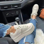 Damskie białe sneakersy na platformie – masywne modne buty na sznurowadła