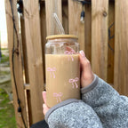 Uroczy szklany kubek z kokardą 500 ml – kubek w stylu słoika Mason z pokrywką i słomką