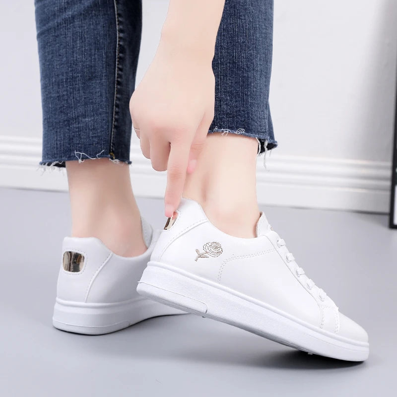Damen bestickte PU-Leder-Sneaker 2026 – Atmungsaktive Schnürschuhe für den Alltag