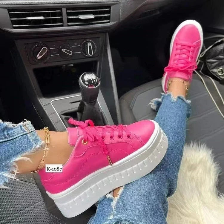 Damskie białe sneakersy na platformie – masywne modne buty na sznurowadła