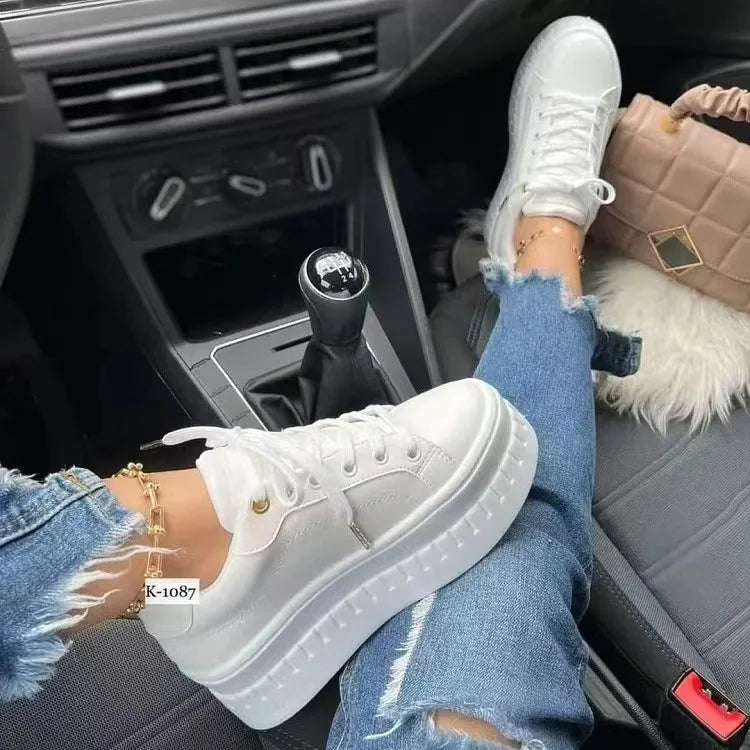 Damskie białe sneakersy na platformie – masywne modne buty na sznurowadła Główne zdjęcie produktu