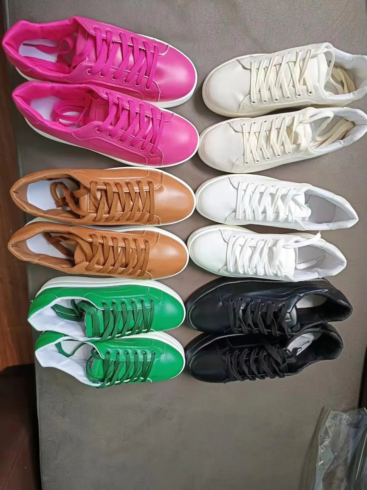 Damskie białe sneakersy na platformie – masywne modne buty na sznurowadła